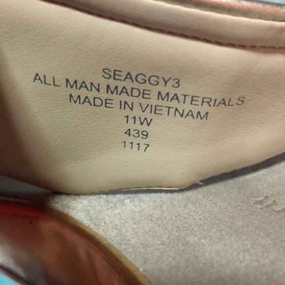 Easy spirit gold metallic flip flops (11w) - Picture 3 of 4